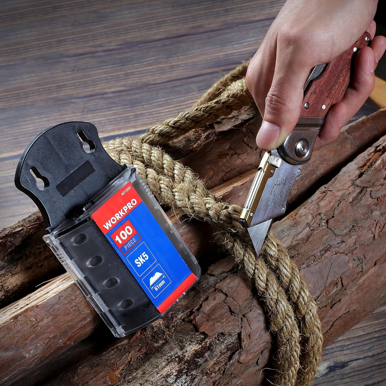 Utility knife cutting rope with SK5 blade, with clear dispenser and blade pack