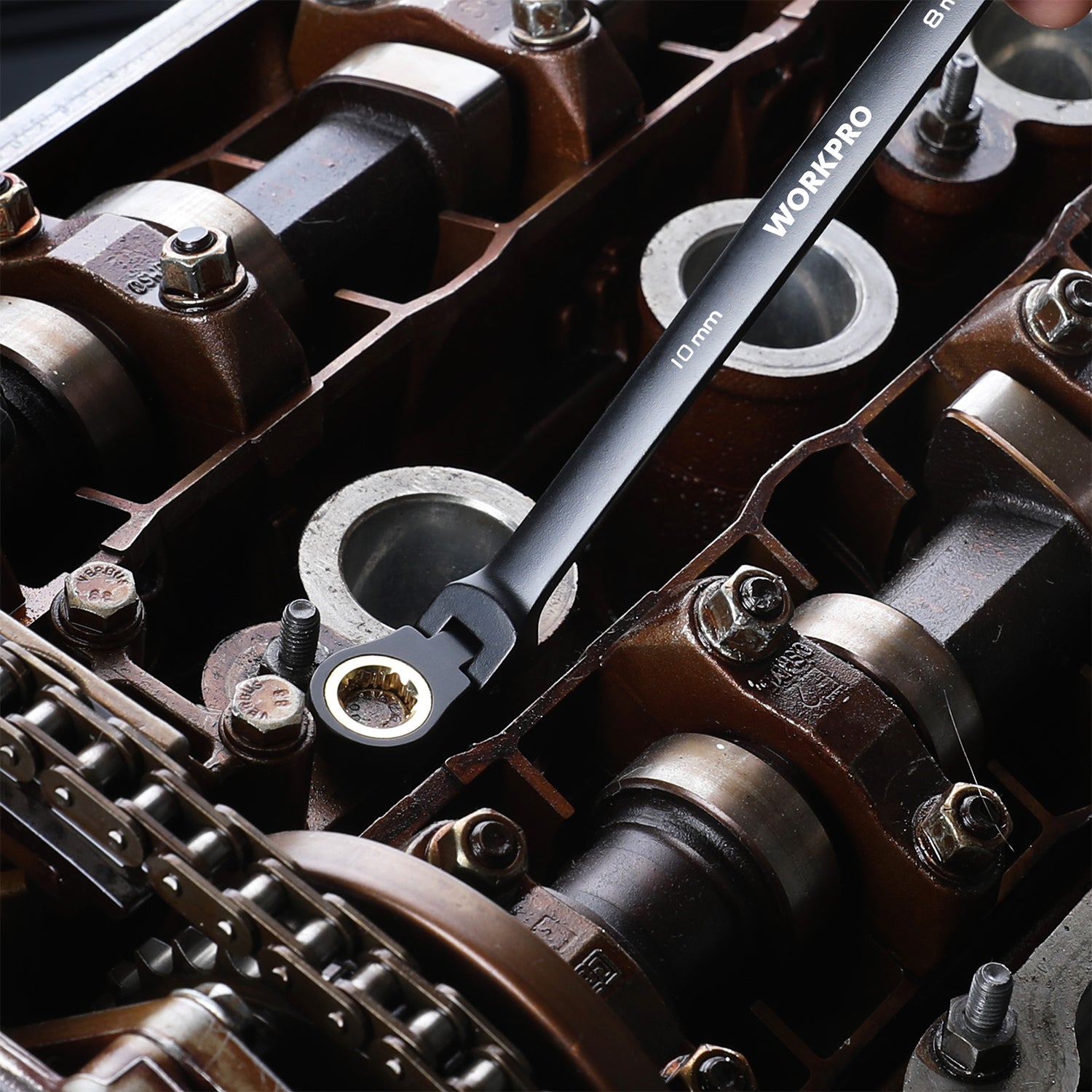Flex-head ratcheting box wrench applying to bolts in a mechanical assembly