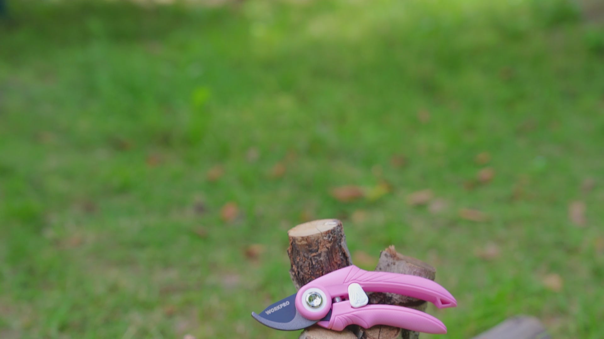 Load video: WORKPRO 2 Pack Garden Pruning Shears, 6.9" Bypass &amp; Straight Shears, Premium Gardening Clippers - Pink Ribbon