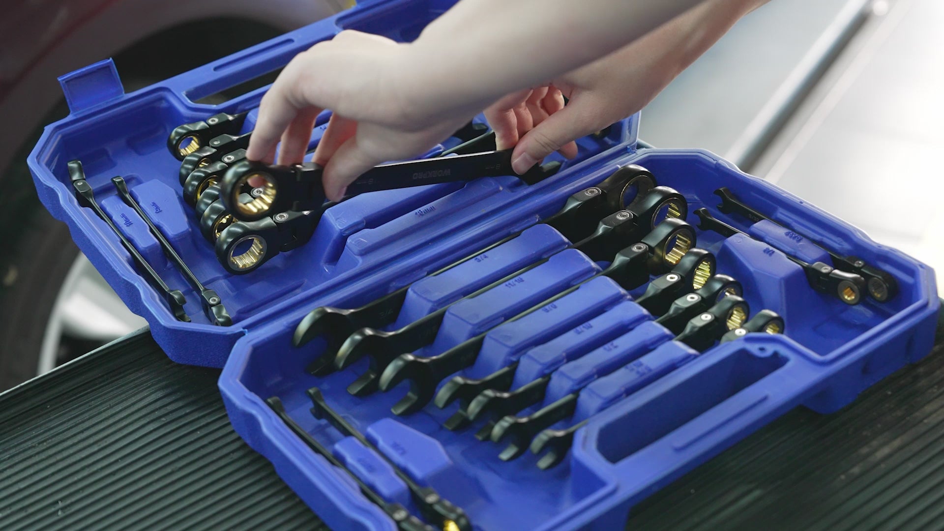 Load video: WORKPRO 22-piece Flex-head Ratcheting Wrench Set Anti-Slip Tooth with Organizer Box, Metric 6-18mm &amp; SAE 1/4-3/4"