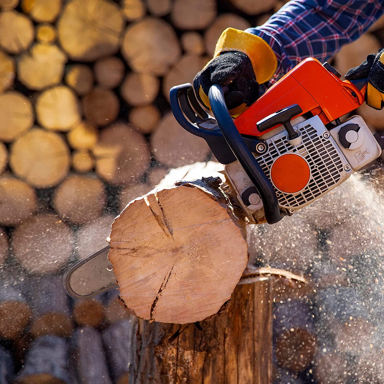 WORKPRO chainsaw chain cutting a wood log, with visible sawdust